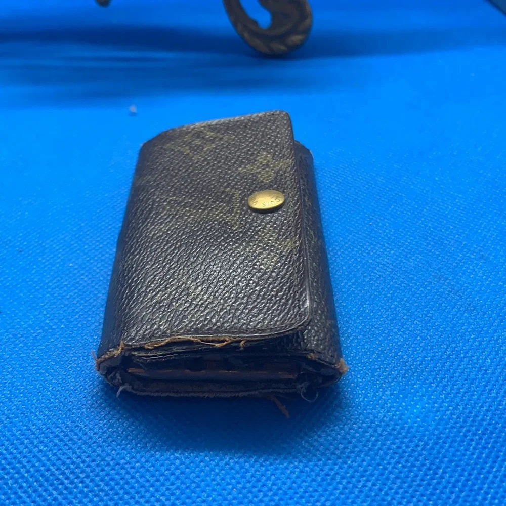 🤎 🤎 🤎 Louis Vuitton Monogram signature design LV Logo‎ 4 key holder 22